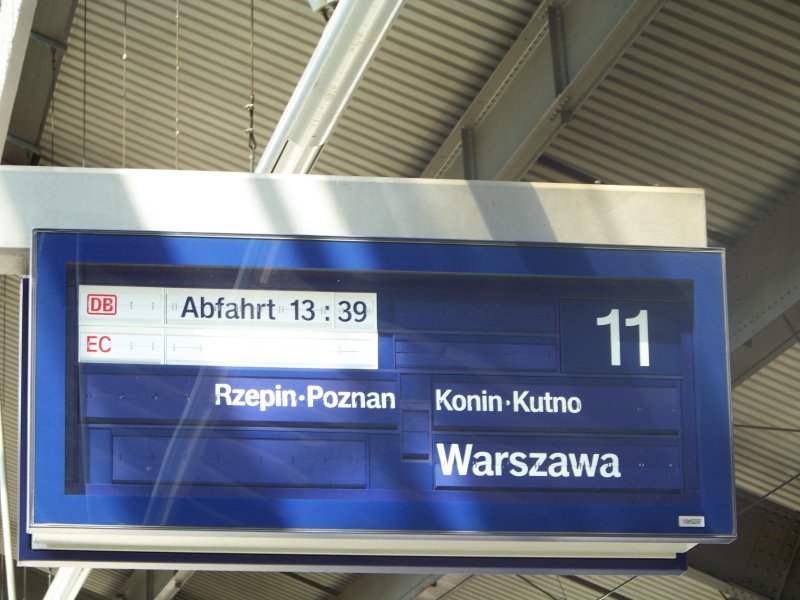 Faltblattanzeige in Frankfurt/Oder. Hier wird pnktlich der EC nach Warszawa (Warschau) angekndigt. Weitere Halte sind Rzepin, Poznan, Konin und Kutno. Planmige Abfahrtszeit ist 13:39.