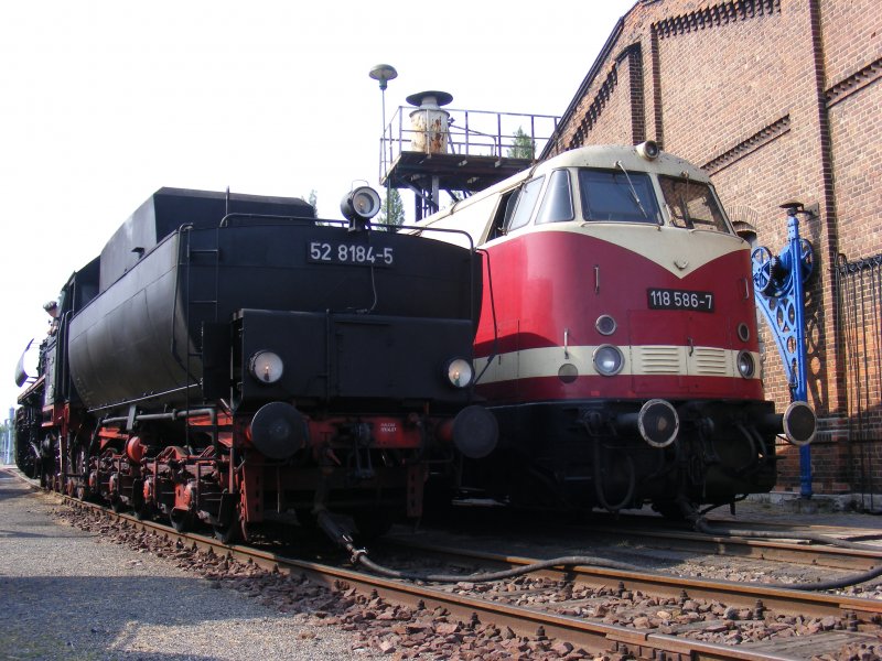 Fantastische Kombination beim Lokschuppenfest am 01.06.2008 gegen 09.30 fotografiert bekommen. Wieder ein spitzen  Paar  !!

V118 586-7 und BR 52 8184-5 vor der Drehscheibe in Stassfurt.

Vielen Dank ans Traditions BW Stassfurt !!  War wieder ein toller Tag bei euch !!!