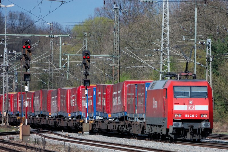 Farb- und Formenspiele im Herbst 2008: 152 036-0 zieht einen  Winner  ber die KBS 980 Richtung Ulm.