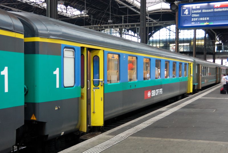 Farbenfroher 1.Klasse IR-Wagen in Basel-SBB, eingereiht in einen Inter-Regio nach Zofingen am 12. August 2008. 