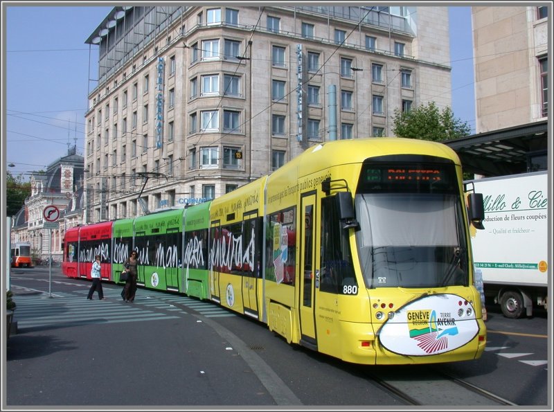 Farbenfroher CityRunner 880 fhrt vom Bahnhof Genve Cornavin weg auf den Boulvard James Fazy. (05.06.2007)