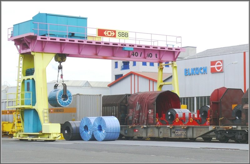 Farbenfroher Portalkran in Buchs SG. (09.04.2008)