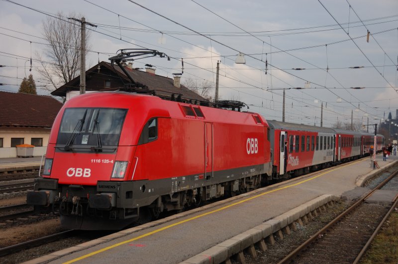 Farbklecks im ansonsten tristen Einheitsgrau dieses Dezembertages. Es wurde merklich klter, alles flchtete sofort in den warmen Zug. 1116 125-4 mit City-Shuttle beim Halt in Brixlegg.