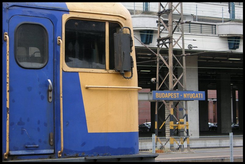 Farblich abgestimmt zum Bahnhofsschild steht MV V43 2252 whrend des Streiks der Staatsbahnen am Bahnhof Budapst Nyugati. 21.12.2008