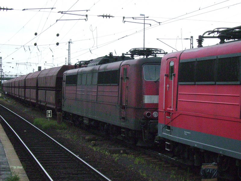Farblich kaum von den folgenden Gterwagen zu unterscheiden war diese Br 151, die abgbgelt mit ihrer Schwester 151 002-3 Mainz-Bischofsheim verlsst. 20.05.08