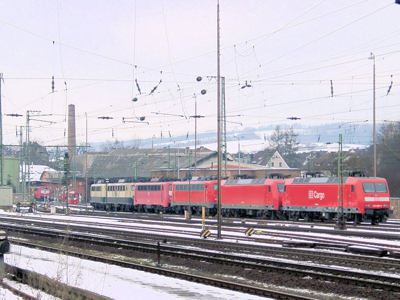 Farbspielereien im Lokabstellbereich von Bebra (Winter 2002). Zu sehen sind 145er und 140er. Im linken hinteren Bildbereich lugt noch eine 151 hervor.