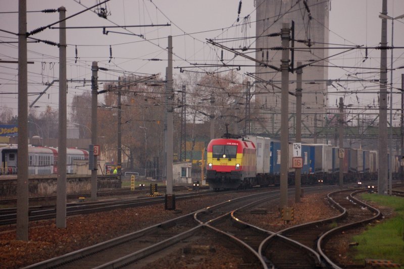 Farbtupfer im Einheitsgrau sterreichs Sptherbst/Frhwinter 2008:  Spanien-Taurus  1116 232-8 mit Container-Tragwagenzug auf der Westbahn Wien - Linz kurz vor Amstetten (N), (November 08).