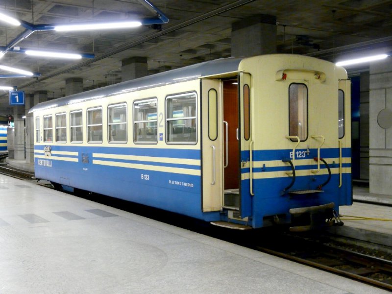 FART - 2 Kl. Personenwagen B 123 in Unterirdischen FART Bahnhof in Locarno am 18.09.2008