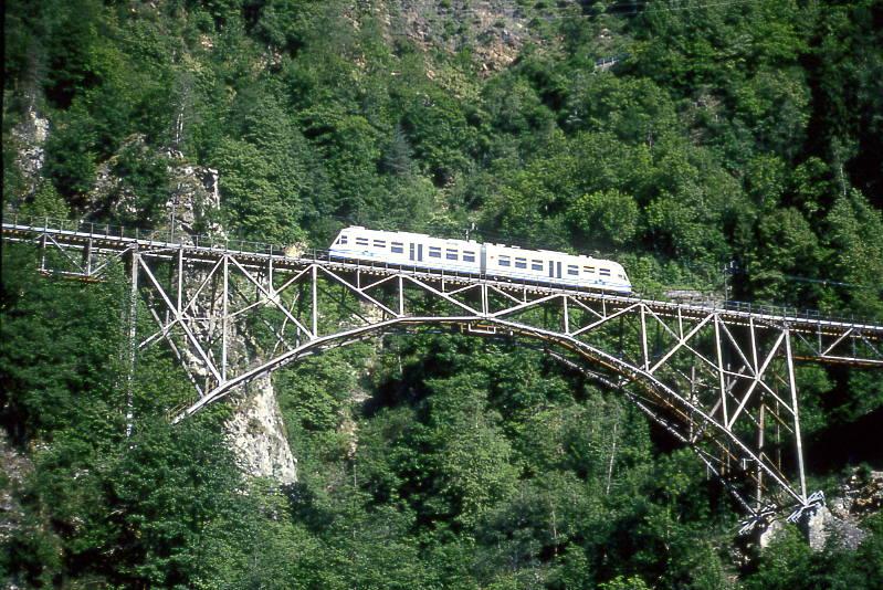 FART Centovalli-Bahn 1.Klasse-REGIONALZUG 326 von Locarno nach Cemedo am 07.06.1995 kurz vor Camedo auf Ponte Ruinacci mit Triebwagen Ae 4/6 58.
