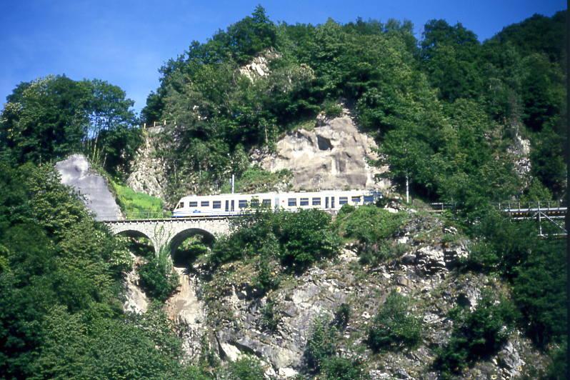 FART Centovalli-Bahn 1.Klasse-REGIONALZUG 326 von Locarno nach Cemedo am 07.06.1995 zwischen Ponte Ruinacci und Camedo mit Triebwagen Ae 4/6 58.
