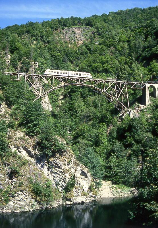 FART Centovalli-Bahn 1.Klasse-REGIONALZUG 327 von Camedo nach Locarno am 07.06.1995 bei Camedo auf Ponte Ruinacci mit Ae 4/6 58. Hinweis: Unten ist der Palagnedra-Stausee sichtbar.
