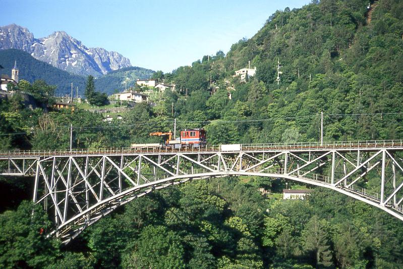 FART Centovalli-Bahn BAUDIENSTZUG 815 von Camedo nach Ponte Brolla am 07.06.1995 bei Intragna auf Ponte Isorno mit Traktor Tm 2/2 9 - X 2157. Hinweis: Brckenhhe 79m, Bogenweite 90m.
