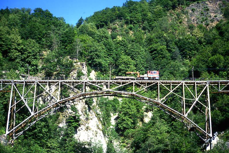 FART Centovalli-Bahn BAUDIENSTZUG 828 von Ponte Brolla nach Camedo am 07.06.1995 bei Camedo auf Ponte Ruinacci mit X 2157 - Traktor Tm 2/2 9.
