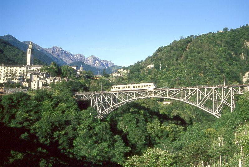 FART Centovalli-Bahn REGIONALZUG 313 von Camedo nach Locarno am 07.06.1995 bei Intragna auf Ponte Isorno mit Triebwagen ABe 4/6 51. Hinweis: Brckenhhe 79m, Bogenweite 90m. Blick nach Intragna mit den hchsten Campanile des Tessin 
