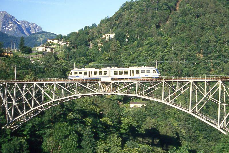 FART Centovalli-Bahn REGIONALZUG 313 von Camedo nach Locarno am 07.06.1995 bei Intragna auf Ponte Isorno mit Triebwagen ABe 4/6 51. Hinweis: Brckenhhe 79m, Bogenweite 90m.
