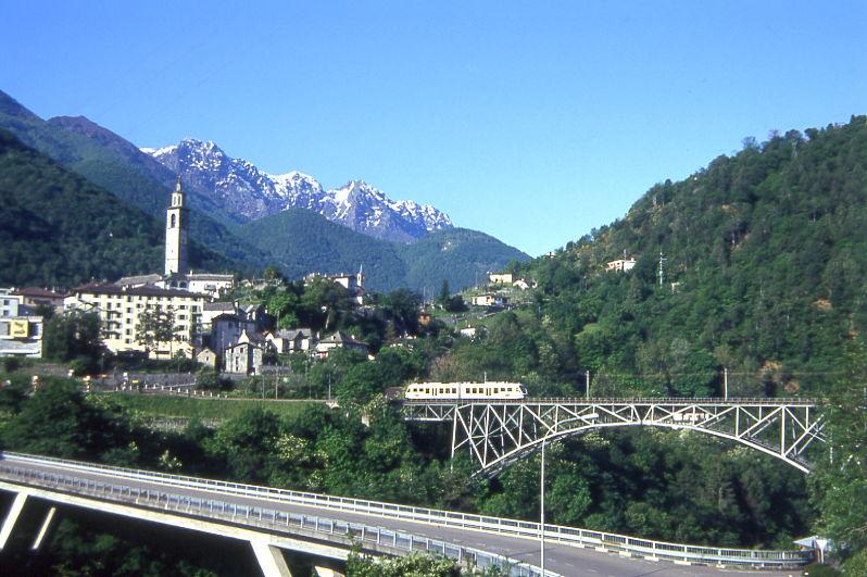 FART Centovalli-Bahn REGIONALZUG 321 von Camedo nach Locarno am 16.05.1993 bei Intragna auf Ponte Isorno mit Triebwagen ABe 4/6 52. Hinweis: Brckenhhe 79m, Bogenweite 90m. Blick nach Intragna.
