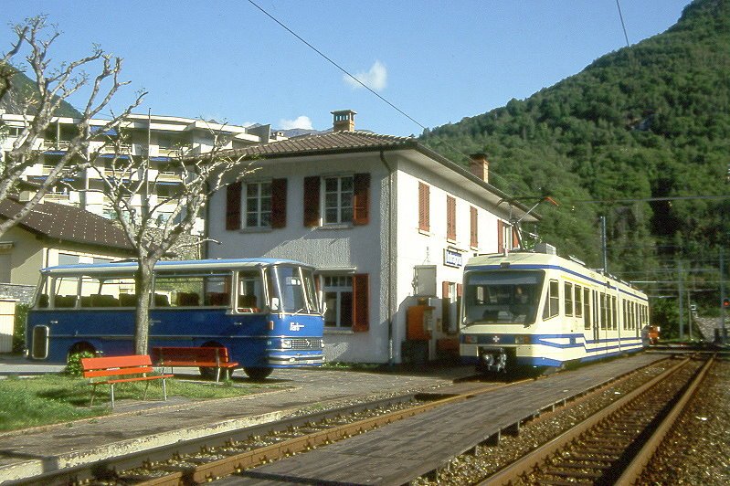FART Centovalli-Bahn Regionalzug 328 von Locarno nach Intragna am 16.05.1993 in Intragna mit Triebwagen ABe 4/6 55 solo. Hinweis: Blick auf Bahnhof
