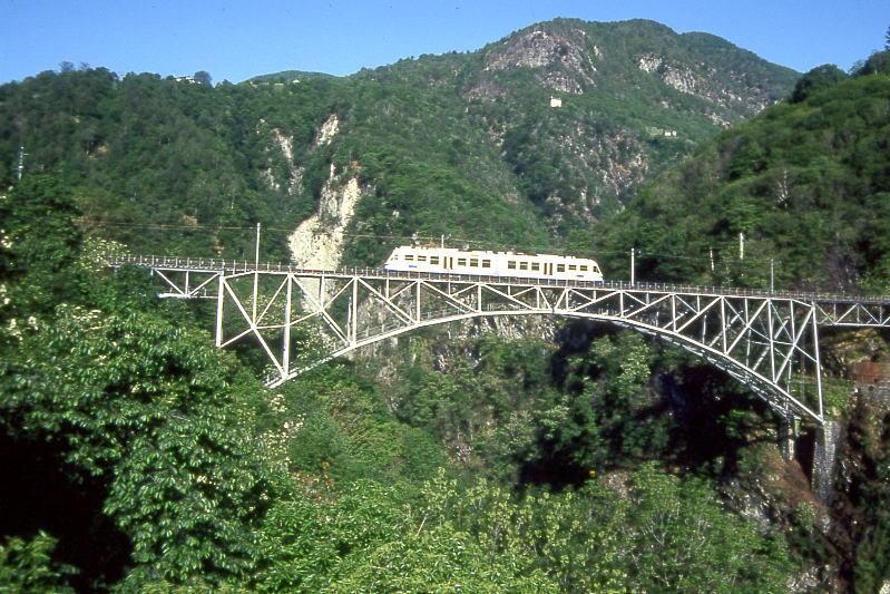 FART Centovalli-Bahn REGIONALZUG 328 von Locarno nach Cemedo am 16.05.1993 bei Intragna auf Ponte Isorno mit Triebwagen ABe 4/6 55.
