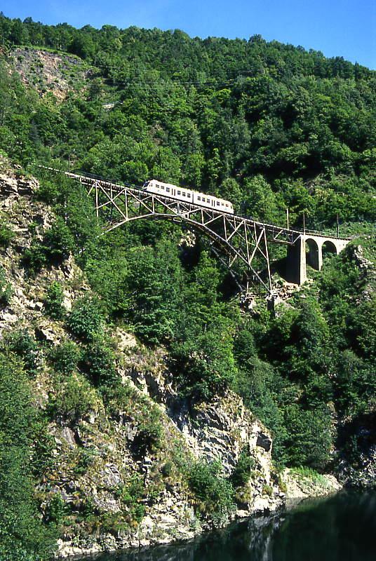 FART Centovalli-Bahn REGIONALZUG 342 von Locarno nach Cemedo am 17.06.1995 bei Camedo auf Ponte Ruinacci mit Triebwagen ABe 4/6 54.
