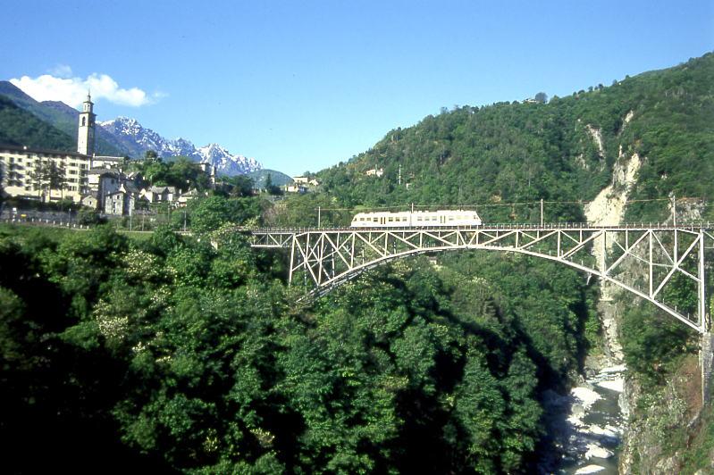 FART Centovalli-Bahn SCHNELLZUG 30 von Locarno nach Domodossola am 16.05.1993 bei Intragna auf Ponte Isorno mit Triebwagen ABe 4/6 52.

