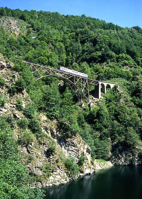 FART Centovalli-Bahn SCHNELLZUG 40 von Locarno nach Domodossola am 07.06.1995 bei Camedo auf Ponte Ruinacci mit Triebwagen der SSIF ABe 8/8 24.

