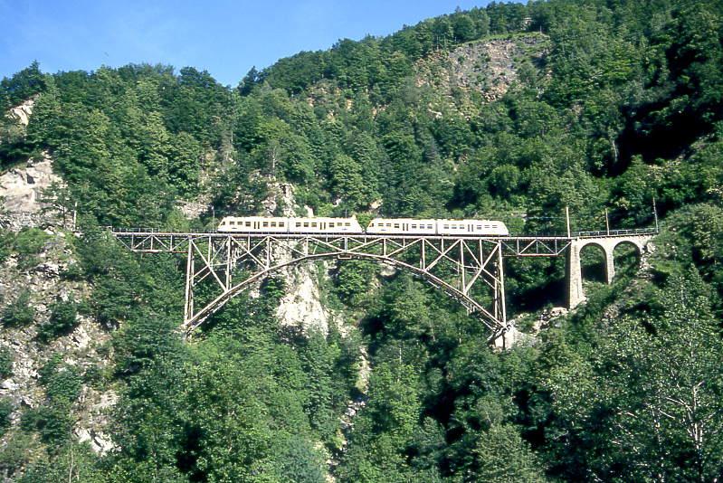 FART Centovalli-Bahn Schnellzug TRENO PANORAMIC 34 von Locarno nach Domodossola am 07.06.1995 bei Camedo auf Ponte Ruinacci mit ABe 4/6 52 - ABe 4/6 51 .
