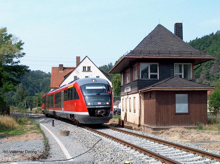 Fast ein Jahr nach dem verheerenden Hochwasser fährt sie auf der 19 km langen Teilstrecke Heidenau-Glashütte ab 29.06.03 wieder, die Müglitztalbahn;  Hier der talaufwärtsfahrende DESIRO als RB27417 am ehemaligen Stellwerk Niederschlottwitz (30.06.03)