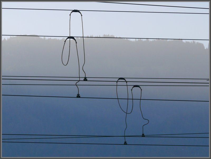 Fast ein Kunstwerk, die Aufhngung der SBB Doppelspurfahrleitung bei Zizers. Im Hintergrund der Pizalun. (28.10.2007)