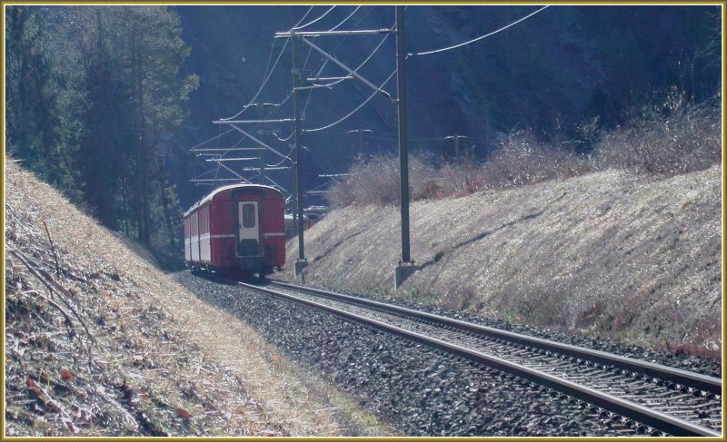 Fast Golfplatzmssig sauber werden die Bschungen mit diesen neuen Maschinen mit Schwenkarm gemht. Ein RE auf dem Weg nach Versam-Safien. (04.03.2007)