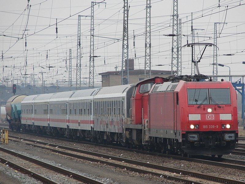 Fast knnte man meinen, dass 185 339 und 290 001 am 02.03.09 im Hbf Stralsund mit einem PmG auf Abfahrt warten. Leider handelt es sich hier nur um 5 ehemals z-gestellte IC-Wagen aus Mukran.