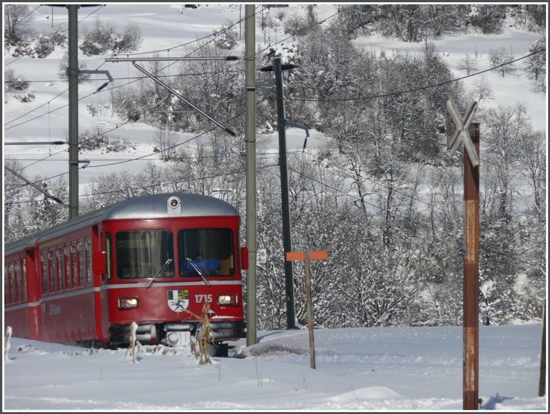 Fast lautlos kommt Steuerwagen 1715 aus der Steigung von Reichenau-Tamins herauf. (23.11.2008)