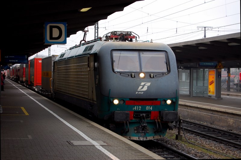 Fast lautlos pirscht sich eine italienische E 412 durch den Augsburger Hbf. Verraten haben sie letztendlich ihre lrmenden Containerwagen. Eine wirklich bullig erscheinende Lok.. 