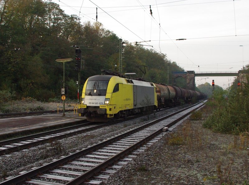 Fast nichtig erscheint einem nach dieser Fuhre die 182 570-2 (ES 64 U2-070) die Kurz vor der IORE-berfhrung kam. Das Bild gibt jedoch wieder, wie frostig und kalt es heute morgen war! Ausserdem wird diese  alte  blanko Dispo-Lackierung ja nun langsam und leider zur Seltenheit.
Aufgenommen am 21.10.2009 in Eichenberg.