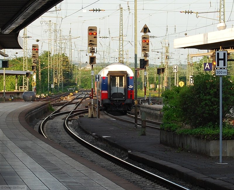 Fast schon so nostalgisch wie eine Dampflok. Das Zugende eines echten Zuges. Hier der Schlafwagen der RZD nach Moskau von D 50472 in Karlsruhe. Fehlt nur noch ein weies Taschentuch einer winkenden Gromutter um ganz nostalgisch zu sein. (31. Mai 2009, 20:20)