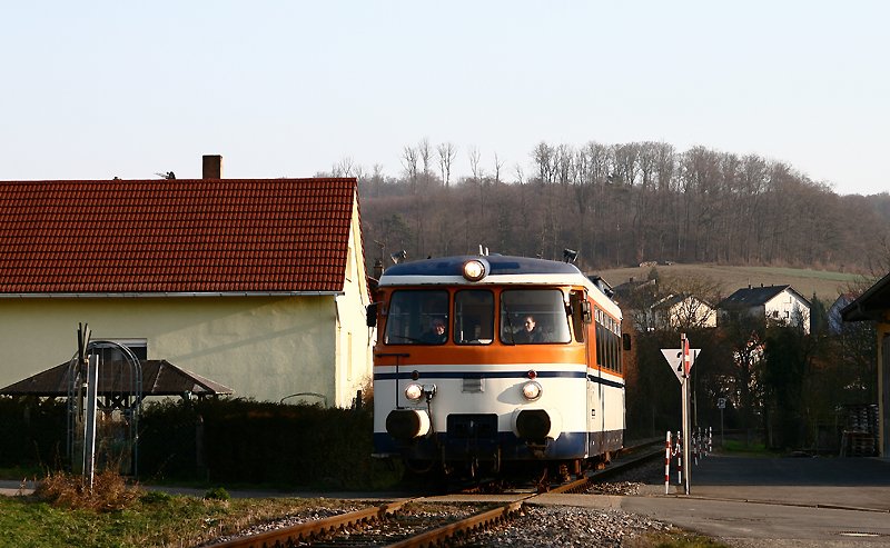 Fast in Schrittgeschwindigkeit und unter lautem Pfeifen berquert der VT 9 der SWEG Waibstadt am 29. Dezember 2008 als SWE 70776 von Hffenhardt nach Neckarbischofsheim Nord einen unbeschrankten Bahnbergang in Neckarbischofsheim Helmhof.