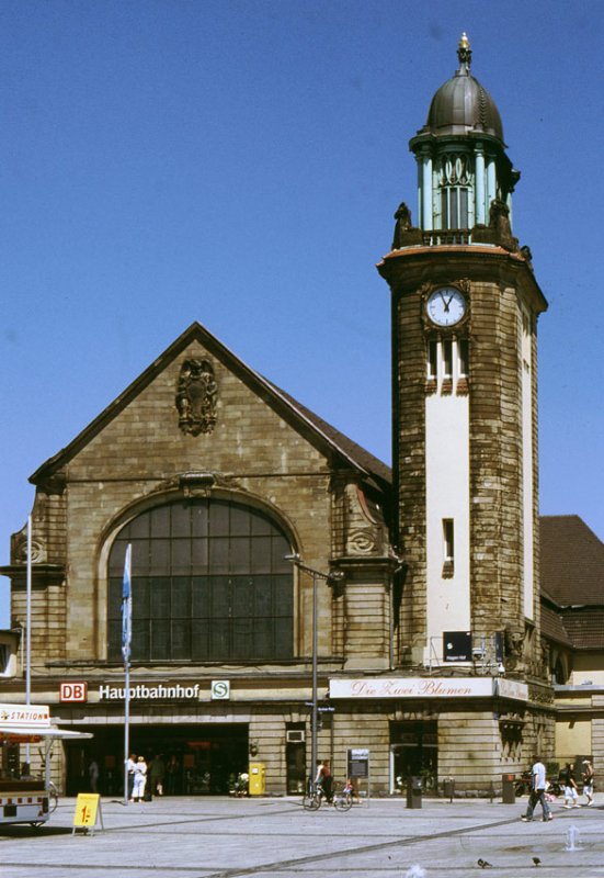 Fast in seinen Ursprung, wieder instandgesetztes Empfangsgebude von Hagen Hbf, Vorderansicht.
Juni 2006. Scan vom Dia.
 