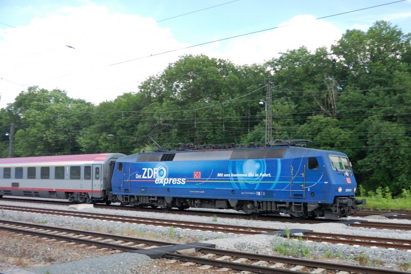 Fast verpasst... man denkt nichts besonderes und auf einmal berrascht einen die 120 151-6  ZDF  vor dem EC 60 aus Mnchen. 25.06.2008 .