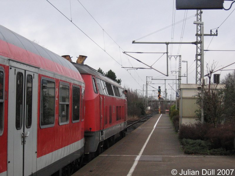 Fast wie in alten Zeiten...
218 102-3, mit fast 36 Betriebsjahren dienstälteste Lübecker 218er, macht sich am 2.1.2007 mit ihrer RB auf den Weg nach Itzehoe.