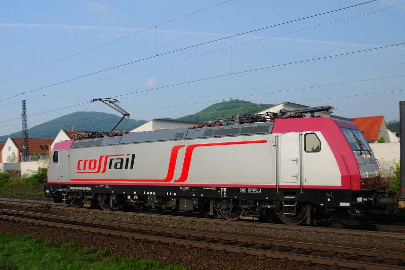 Faszinierende Lichtstimmungen ergeben sich fast mintlich an diesem Ansitzpunkt an der KBS 650 bei Auerbach. 185 602-0 zeigt ihr blitzsauberes Blechkleid... (23.04.09).