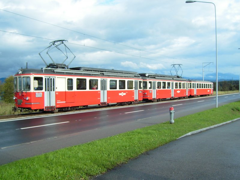 FB BDe 4/4 12 und 13, Bt 105 bei der Abschiedsfahrt am 17.10.04 zwischen Hinteregg und Neuhaus.