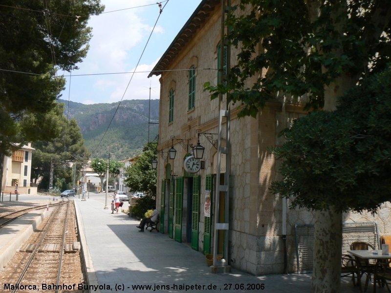 FCS, Bahnhof Bunyola. Auf etwa halben Weg von Palma liegt dieser wunderschn gelegene Bahnhof. Hier finden meist die Zugkreuzungen statt. Foto: 27.06.2006