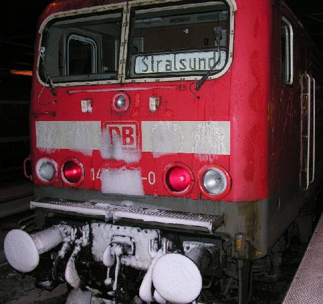 Februar 2005 RE 3 in Berlin Ostbahnhof mit 143 bespannt schiebt nach Stralsund