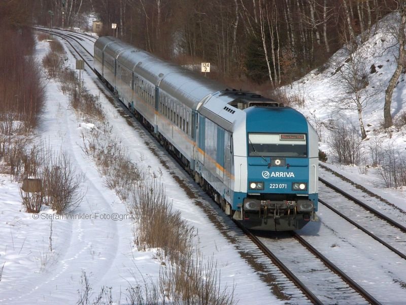 Februar 2009. Ein ALEX hat soeben Hof verlassen und links hinter dem Bildausschnitt die Saale berquert. Das Bild entstand unter einer strenden Strassenbrcke hindurch.... Schn, dass es diesen Zug gibt! Wie ein alter grosser Mercedes, gediegener Flair ohne gezwungene Modernitt. Schnell und mit Speisewagen...! TOP !