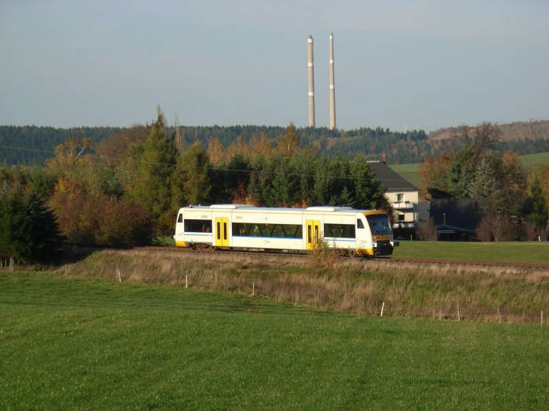 FEG 30421, Holzhau-Freiberg, hier kurz vor dem haltepunkt Berthelsdorf Ort, im Hintergrund, die 200-Meter-Schornsteine von Muldenhtten, 21.10.08