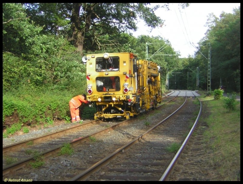 Feierabend: Am 20.08.2006 stand die Gleisstopfmaschine nach getaner Arbeit kurz vor der Haltestelle Waldau, dahinter ist der erneuerte Gleisabschnitt erkennbar.