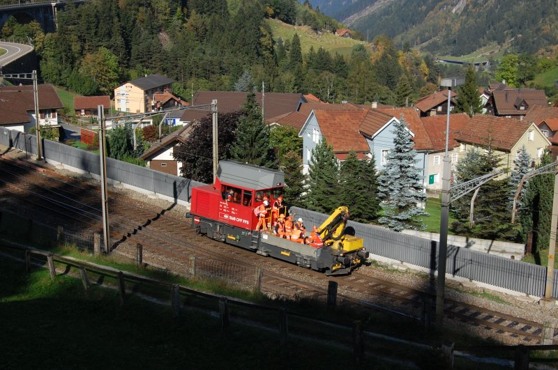 Feierabend am Gotthard. Der Tm 234 bringt die Arbeiter am 29.09.2009 von der Baustelle zurck, hier bei Wassen.