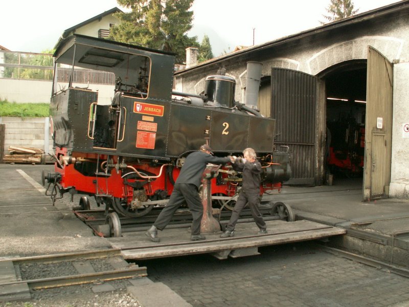 Feierabend! Lok Nr.2 wird auf der ber 100 jhrigen Schiebebhne
zu ihrem Schuppen  gedreht  Jenbach 20.09.06