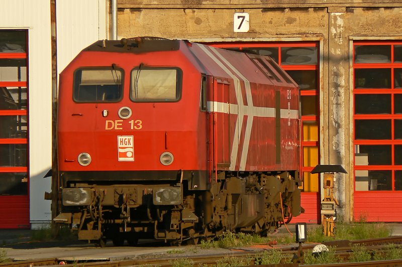Feierabendstimmung in Brhl Vochem ! Die DE-13 der HGK steht vor der Wartungshalle des BW der HGK in Brchl Vochem im schnsten Abendlicht ! 

