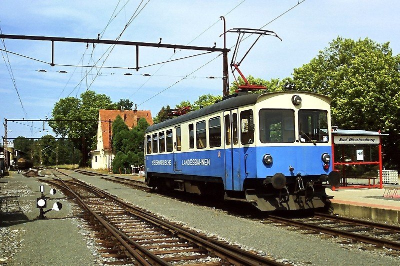 Feldbach - Bad Gleichenberg. ET 1 in Bad Gleichenberg. Im Hintergrund sieht man noch das ehemalige Bahnhofsgebude (6. September 2008). - Dia-Scan -