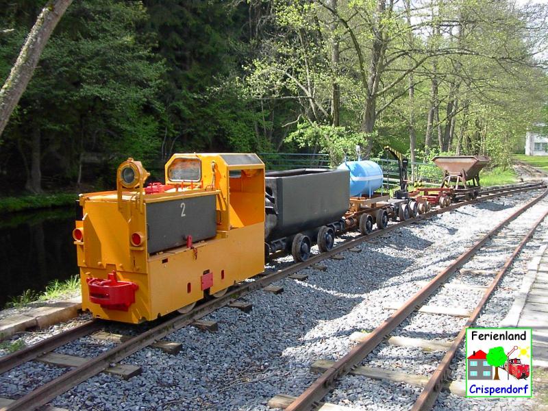 Ferienlandeisenbahn Crispendorf, Lok EA 22-01 steht mit ihrem Gterzug im Bf. Festwiese. 15.05.2005